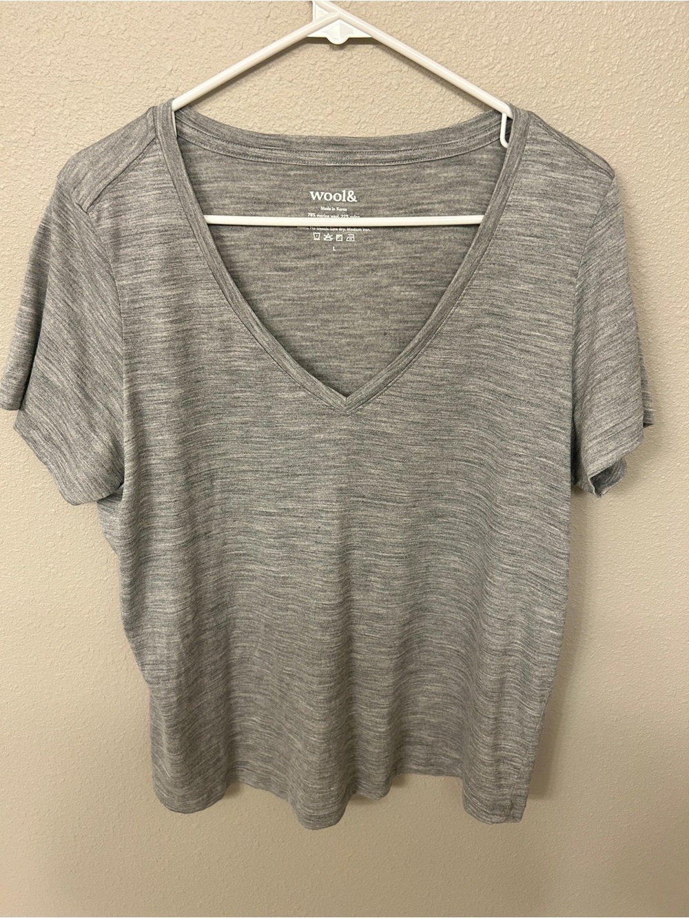 Wool& Morgan V-Neck Short Sleeve Tee in Heather Gray